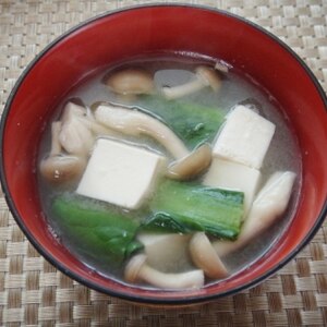 小松菜としめじと豆腐の生姜入り味噌汁